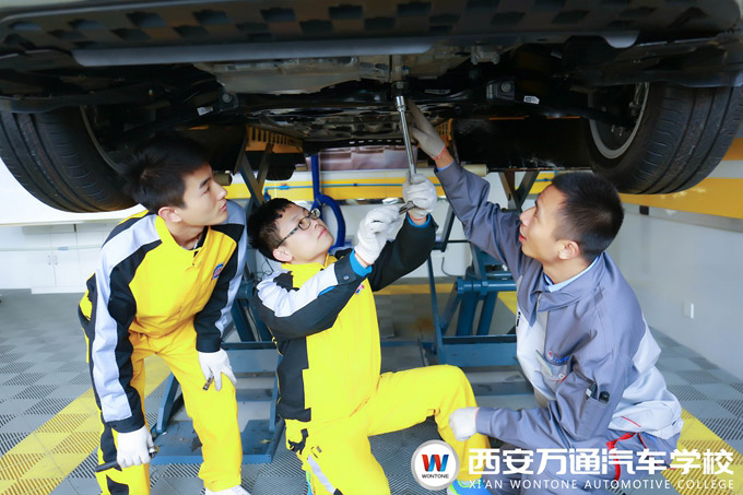 西安萬通汽車保養(yǎng)教學(xué)課堂
