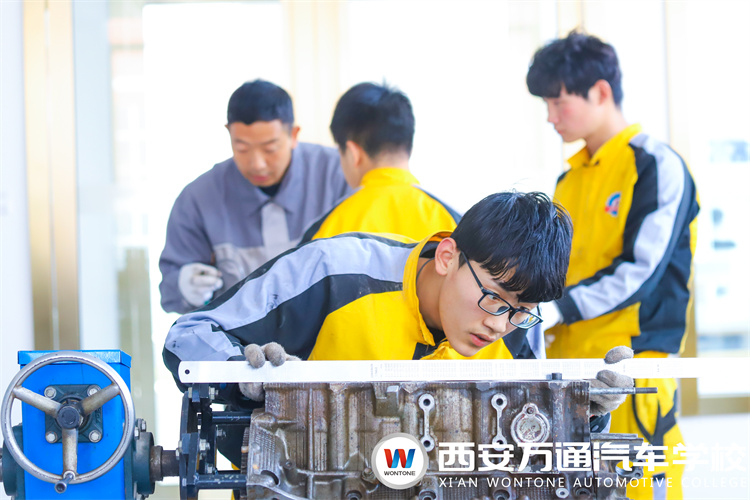 想學(xué)汽修技術(shù)的年輕人如何選擇？汽修店和汽修學(xué)校哪個(gè)好？